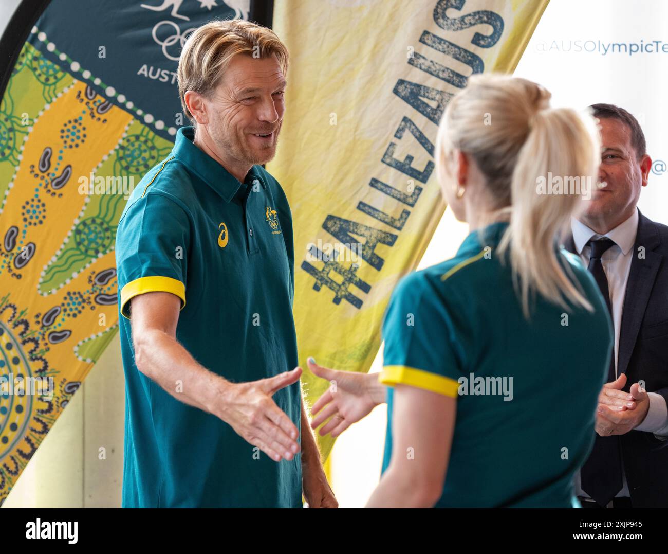 Allenatore della squadra olimpica australiana per il Paris 2024 Tony Gustavsson stringe la mano a membri selezionati della squadra. Foto: Thomas Lisson Foto Stock