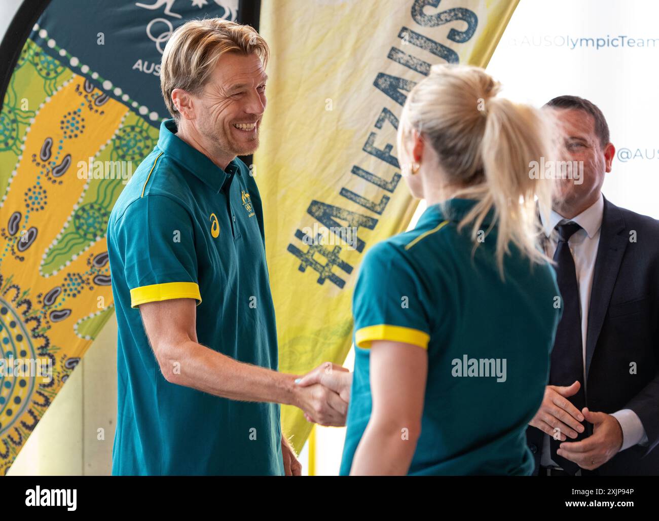 Allenatore della squadra olimpica australiana per il Paris 2024 Tony Gustavsson stringe la mano a membri selezionati della squadra. Foto: Thomas Lisson Foto Stock
