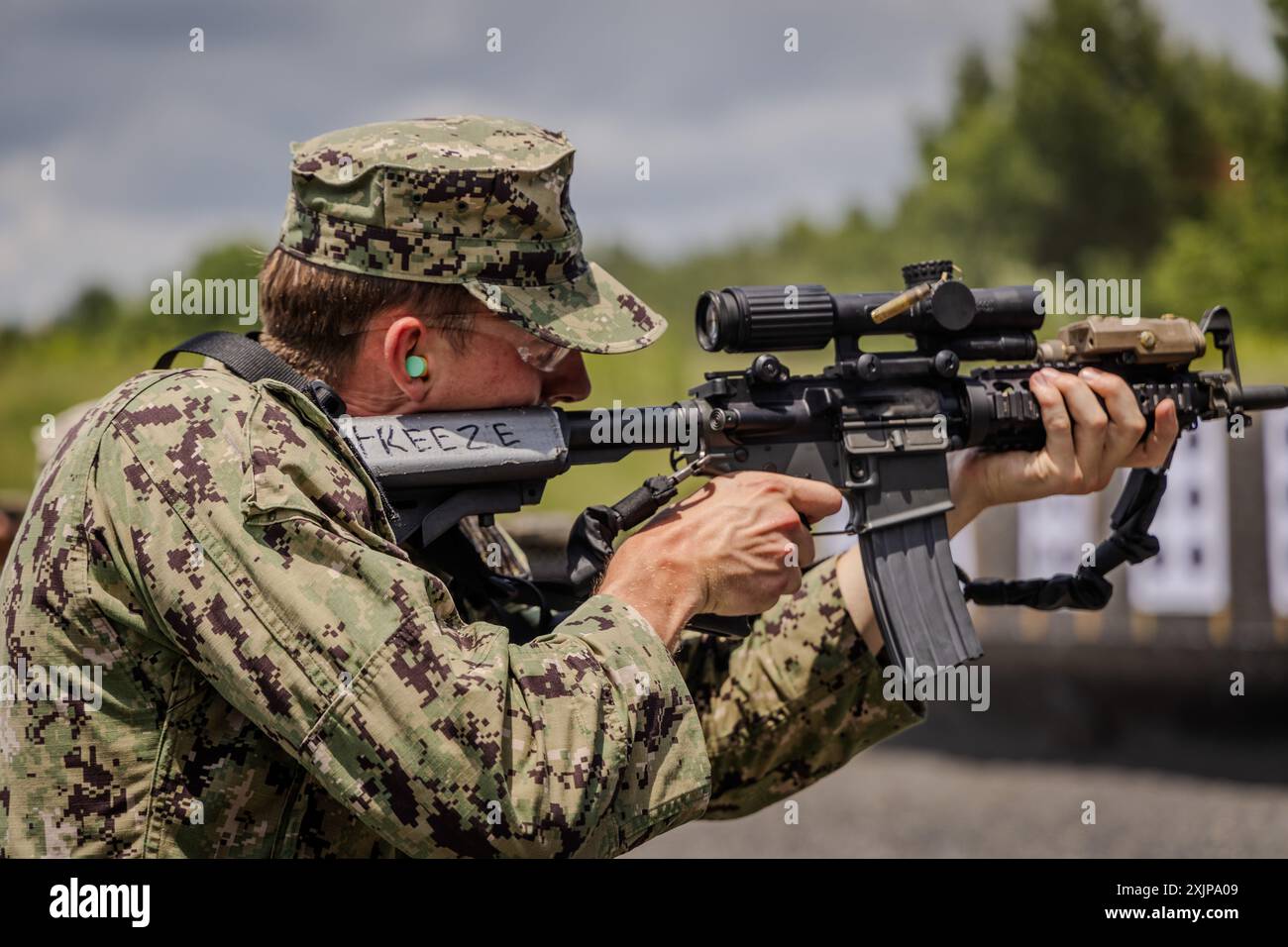 CAMDEN, VIRGINIA. - I guardiamarina dell'Accademia navale degli Stati Uniti (USNA) partecipano a un'evoluzione del fuoco vivo condotta dall'Explosive Ordnance Disposal Mobile Unit (EODMU) 2 presso l'Academi Training Center, 9 luglio 2024. Explosive Ordnance Disposal Group 2 ospita questo evento annuale per identificare potenziali candidati EOD Officer provenienti da USNA prima del loro ultimo anno. (Foto della Marina degli Stati Uniti dello specialista delle comunicazioni di massa di seconda classe Jackson Adkins) Foto Stock
