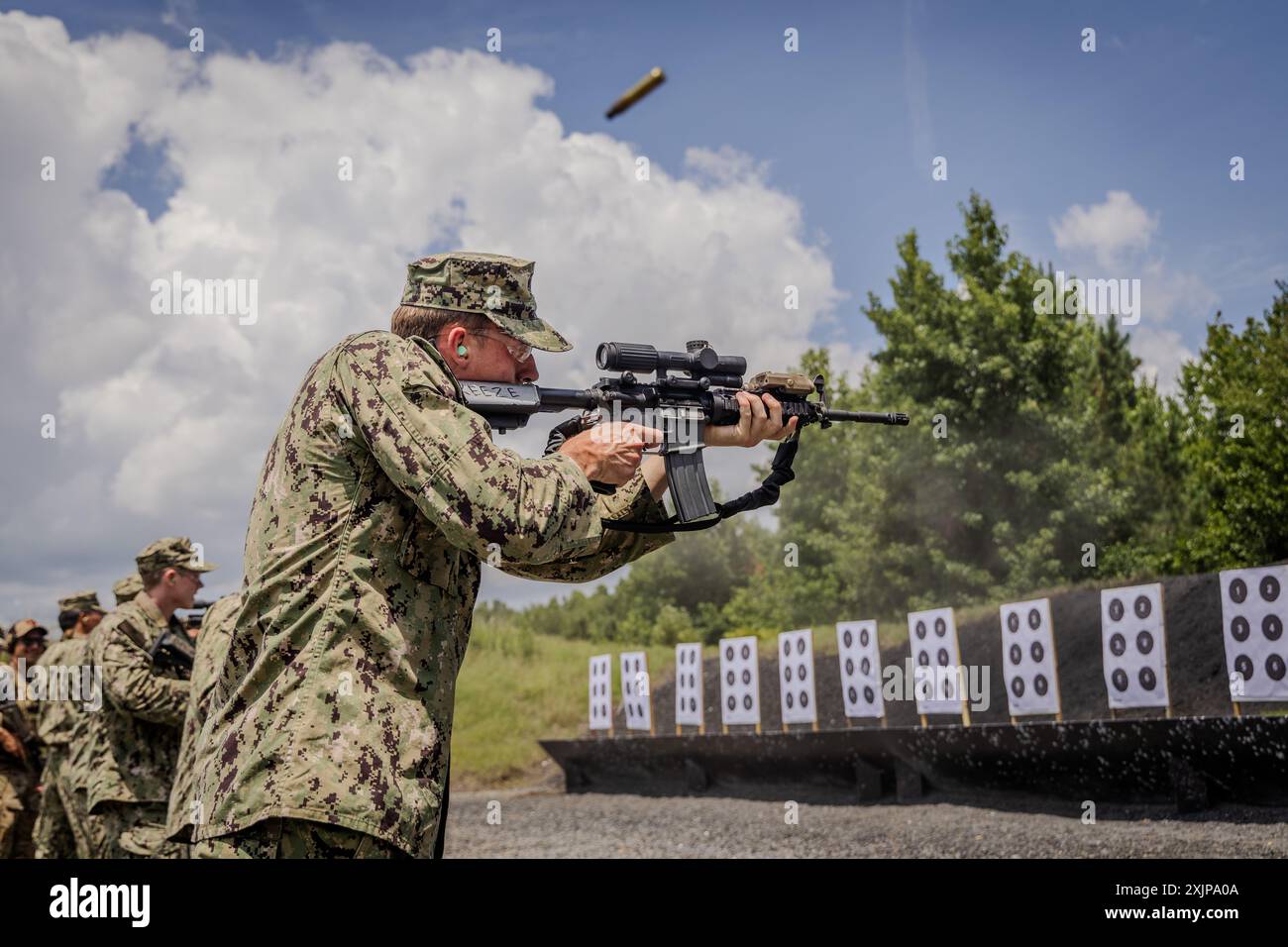 CAMDEN, VIRGINIA. - I guardiamarina dell'Accademia navale degli Stati Uniti (USNA) partecipano a un'evoluzione del fuoco vivo condotta dall'Explosive Ordnance Disposal Mobile Unit (EODMU) 2 presso l'Academi Training Center, 9 luglio 2024. Explosive Ordnance Disposal Group 2 ospita questo evento annuale per identificare potenziali candidati EOD Officer provenienti da USNA prima del loro ultimo anno. (Foto della Marina degli Stati Uniti dello specialista delle comunicazioni di massa di seconda classe Jackson Adkins) Foto Stock