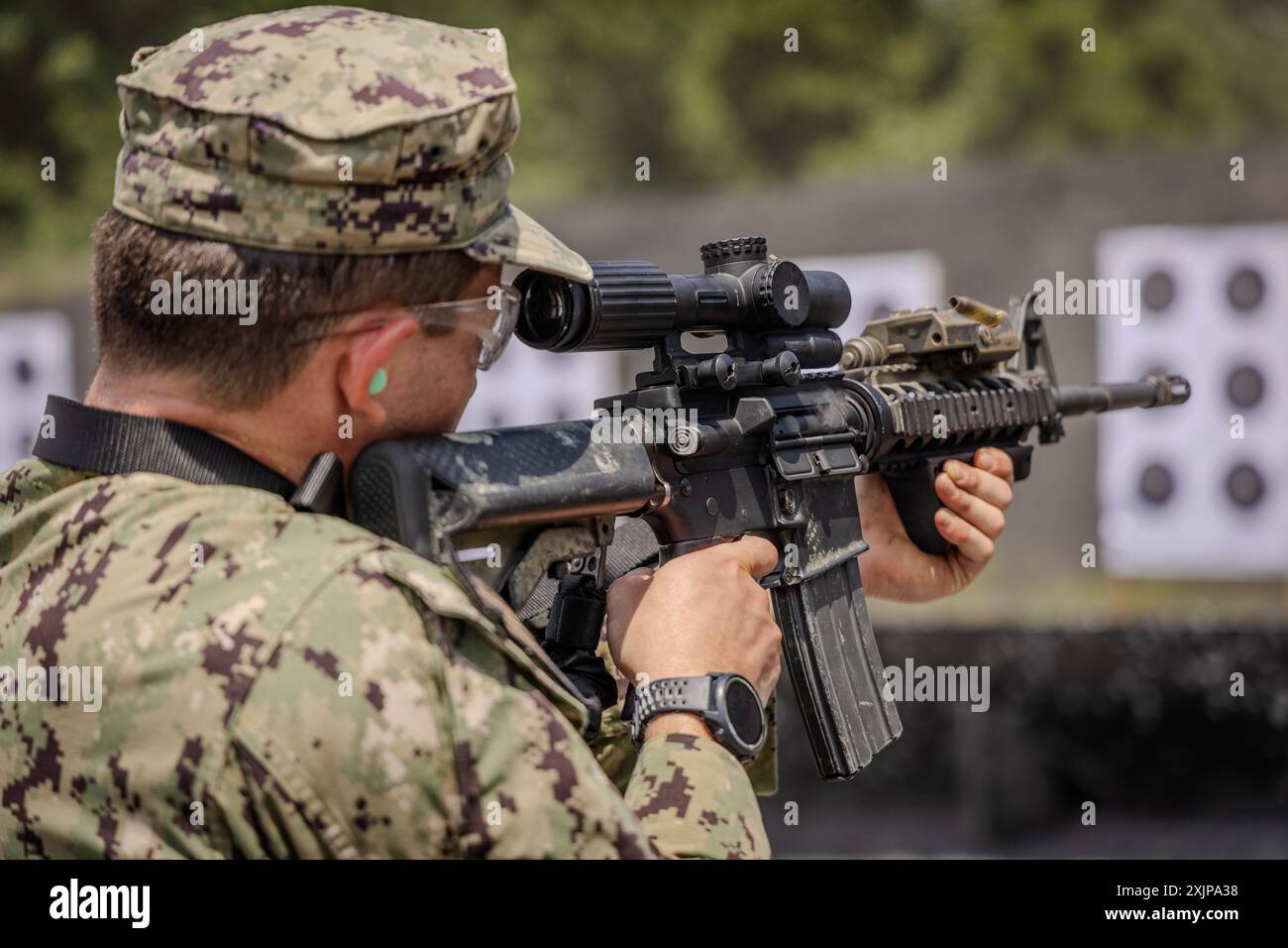CAMDEN, VIRGINIA. - I guardiamarina dell'Accademia navale degli Stati Uniti (USNA) partecipano a un'evoluzione del fuoco vivo condotta dall'Explosive Ordnance Disposal Mobile Unit (EODMU) 2 presso l'Academi Training Center, 9 luglio 2024. Explosive Ordnance Disposal Group 2 ospita questo evento annuale per identificare potenziali candidati EOD Officer provenienti da USNA prima del loro ultimo anno. (Foto della Marina degli Stati Uniti dello specialista delle comunicazioni di massa di seconda classe Jackson Adkins) Foto Stock