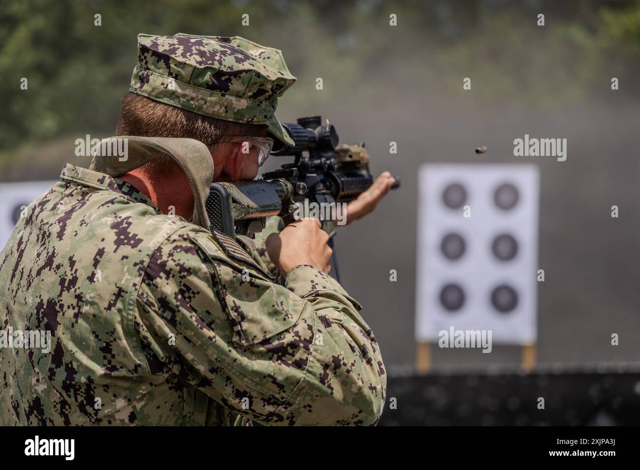 CAMDEN, VIRGINIA. - I guardiamarina dell'Accademia navale degli Stati Uniti (USNA) partecipano a un'evoluzione del fuoco vivo condotta dall'Explosive Ordnance Disposal Mobile Unit (EODMU) 2 presso l'Academi Training Center, 9 luglio 2024. Explosive Ordnance Disposal Group 2 ospita questo evento annuale per identificare potenziali candidati EOD Officer provenienti da USNA prima del loro ultimo anno. (Foto della Marina degli Stati Uniti dello specialista delle comunicazioni di massa di seconda classe Jackson Adkins) Foto Stock