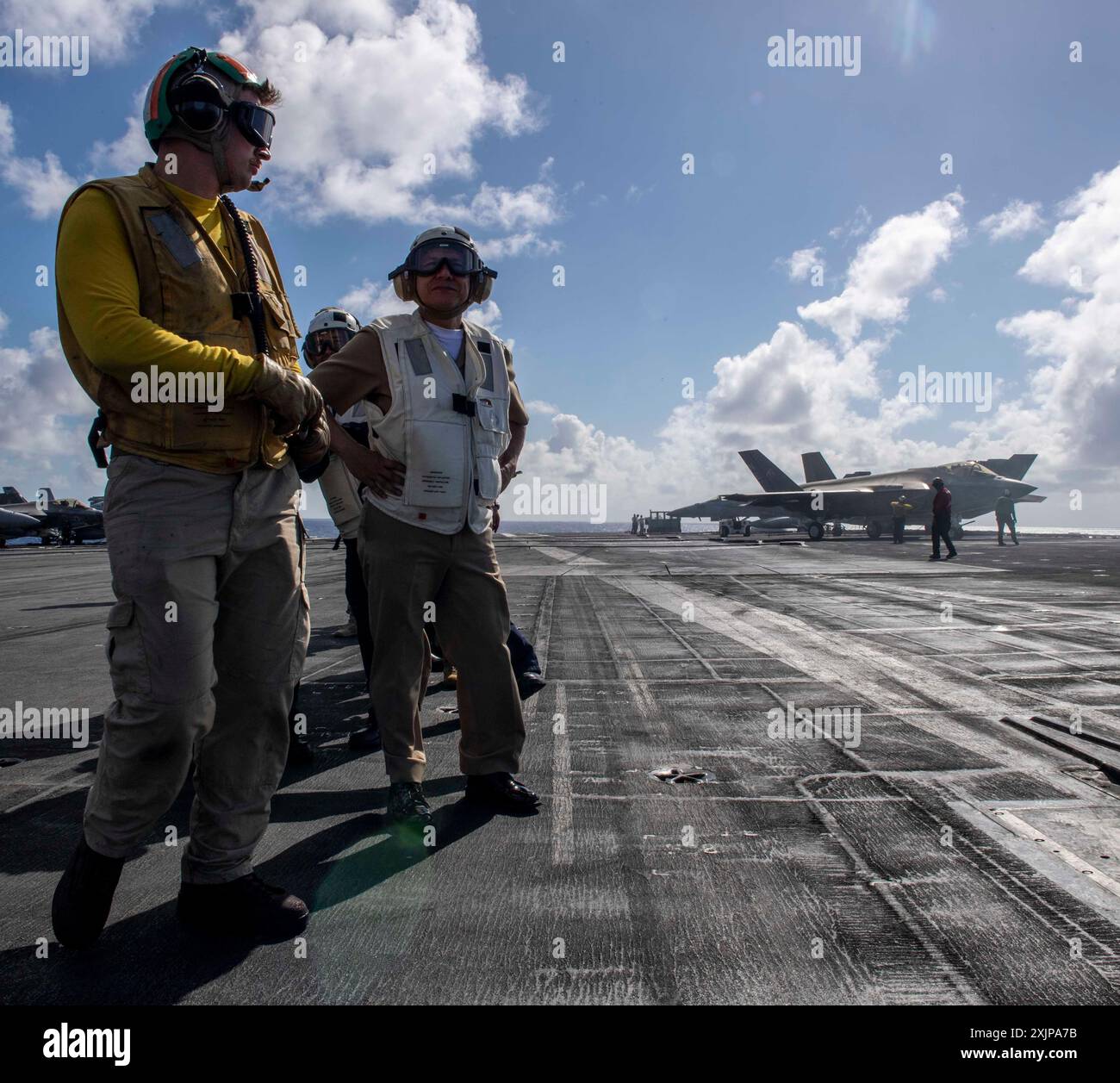 Il tenente Christian Sveiven, a sinistra e posteriore Adm. Ernesto Segovia Forero, comandante delle forze navali dei Caraibi Colombia, osserva le operazioni di volo sulla cabina di pilotaggio a bordo della portaerei classe Nimitz USS Carl Vinson (CVN 70) mentre la nave partecipa alla fase in mare dell'esercitazione Rim of the Pacific (RIMPAC) 2024. Ventinove nazioni, 40 navi di superficie, tre sottomarini, 14 forze terrestri nazionali, più di 150 aerei e 25.000 personale partecipano al RIMPAC nelle e intorno alle isole Hawaii, dal giugno 27 al agosto 1. Il più grande esercizio marittimo internazionale del mondo, RIMPAC offre un trai unico Foto Stock