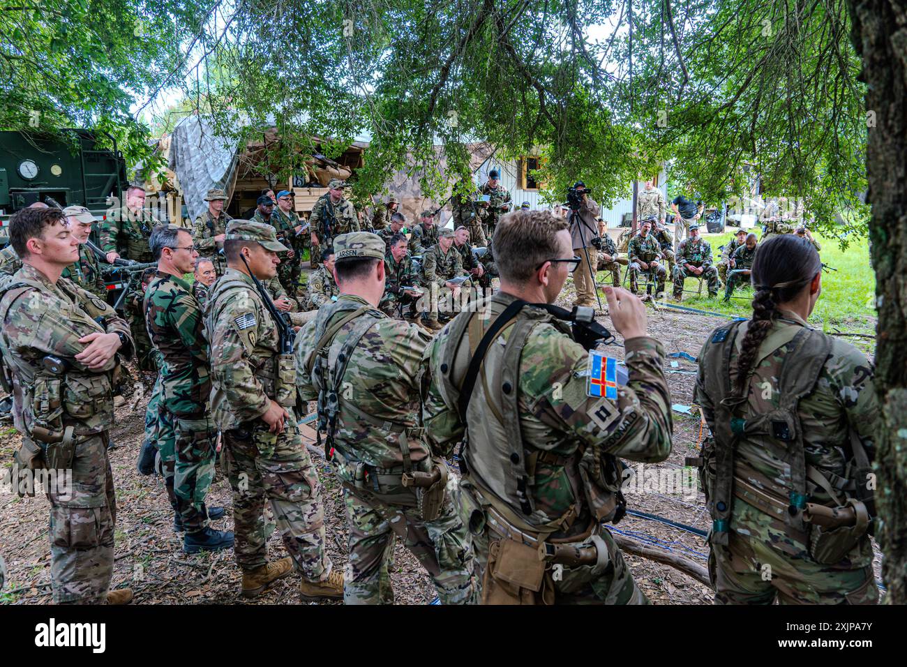 I consulenti del Force Package 25-1E partecipano a una prova di armi combinate (CAR) insieme a forze alleate simulate, ritratte da giocatori di ruolo, durante la rotazione JRTC 24-09 al Joint Readiness Training Center. I consulenti si concentrano sulle attività di consulenza, supporto, collegamento e valutazione (ASLA) per convalidare la loro disponibilità per un impiego futuro. (Foto dell'esercito statunitense del capitano Aaron Blevins) Foto Stock