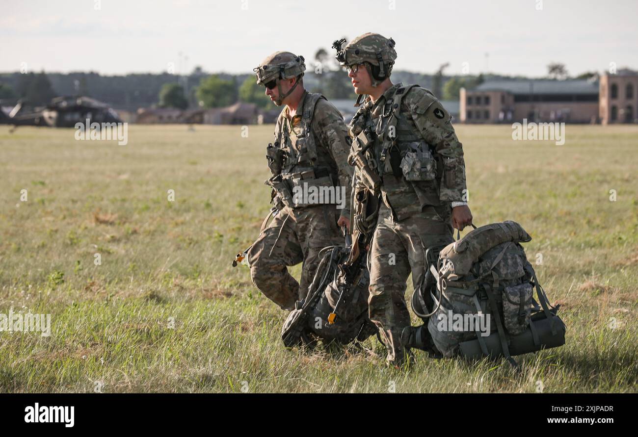 I soldati della Guardia Nazionale dell'Iowa assegnati al 1st Battalion, 168th Infantry Regiment, 2nd Brigade Combat Team, 34th Infantry Division, si spostano in un luogo di pre-caricamento durante un'esercitazione di assalto aereo a Camp Ripley, Minn., il 18 luglio 2024. Il 2/34th IBCT sta completando una rotazione delle capacità di addestramento al combattimento esportabile, che allena i soldati in scenari dinamici e impegnativi e certifica le loro competenze di plotone. (Foto della Guardia Nazionale dell'Esercito degli Stati Uniti di Tawny Kruse di prima classe) Foto Stock