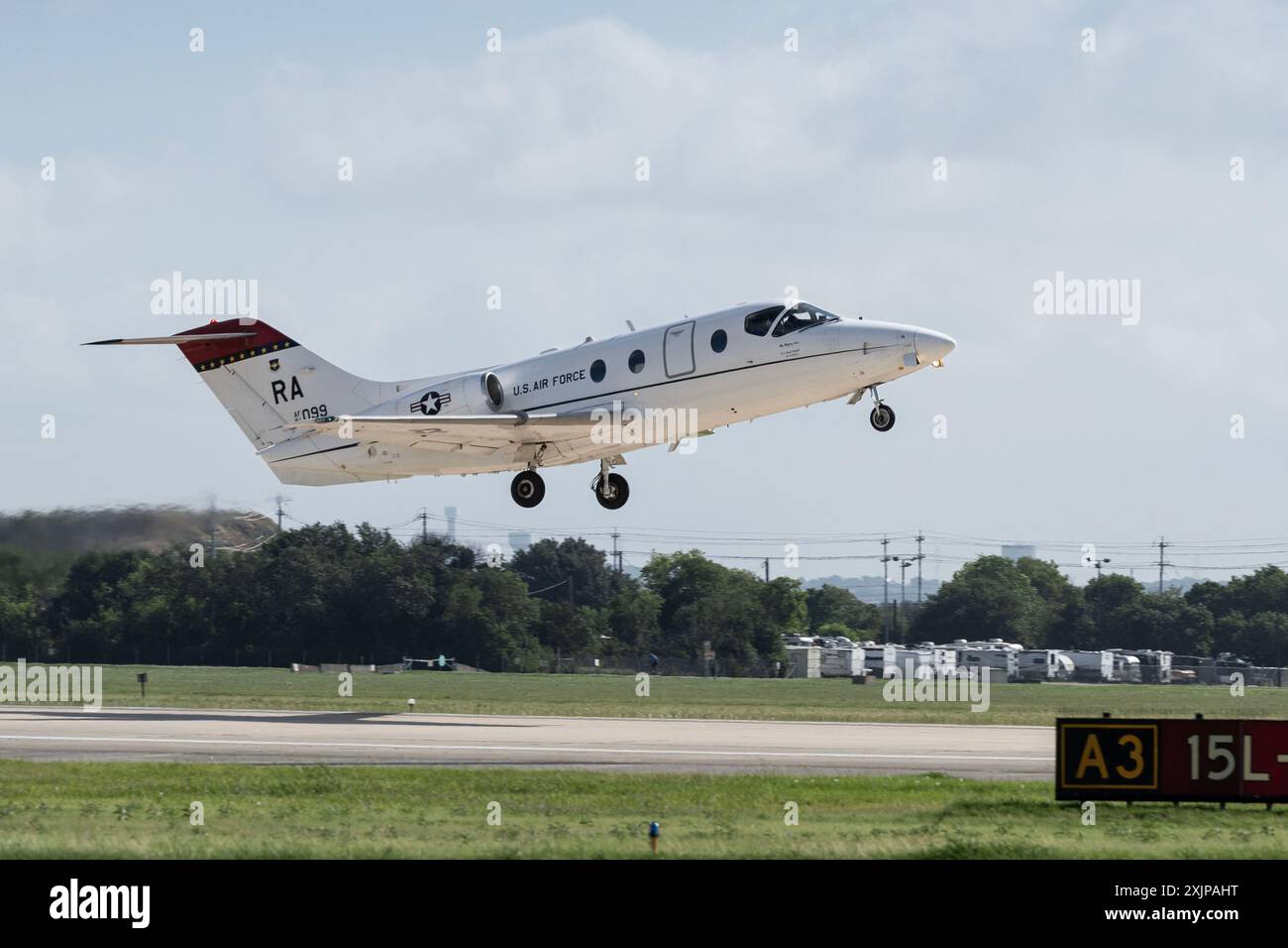 Un T-1A Jayhawk pilotato dal tenente colonnello Dominique Haig, comandante del 99th Flying Training Squadron, tenente colonnello Megan Pasierb e tenente colonnello Christopher Puccia, 39th Flying Training Squadron, decolla durante l'ultimo volo T-1A del 99th FTS dalla Joint base San Antonio-Randolph, 15 luglio 2024, a JBSA-Randolph, Texas. L'Air Force sta spostando il suo programma di addestramento dal T-1A all'addestratore avanzato di sesta generazione T-7A Red Hawk. Il ritiro del T-1A riflette gli sforzi in corso per migliorare l’efficienza e l’efficacia della formazione. (Foto U.S. Air Force di Sean Worrell) Foto Stock