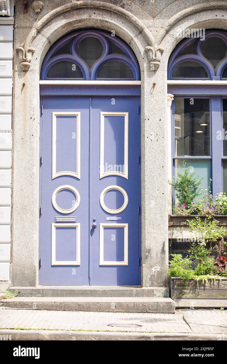 Un'alta porta viola con dettagli ornamentali a Philadelphia, Pennsylvania, 19 luglio 2024 Foto Stock
