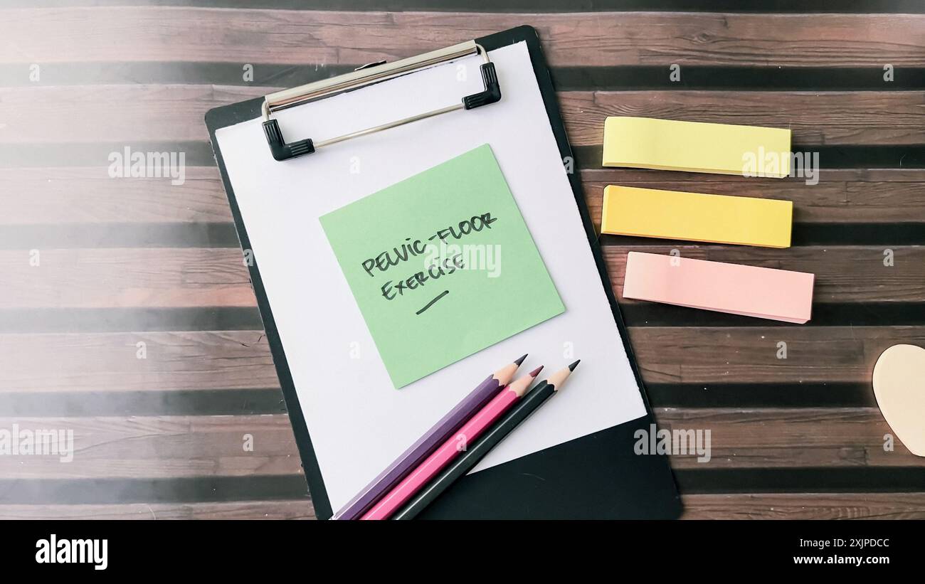 Concetto di Pelvic-Floor esercizio scrivere su note appiccicose isolate su tavola di legno. Foto Stock