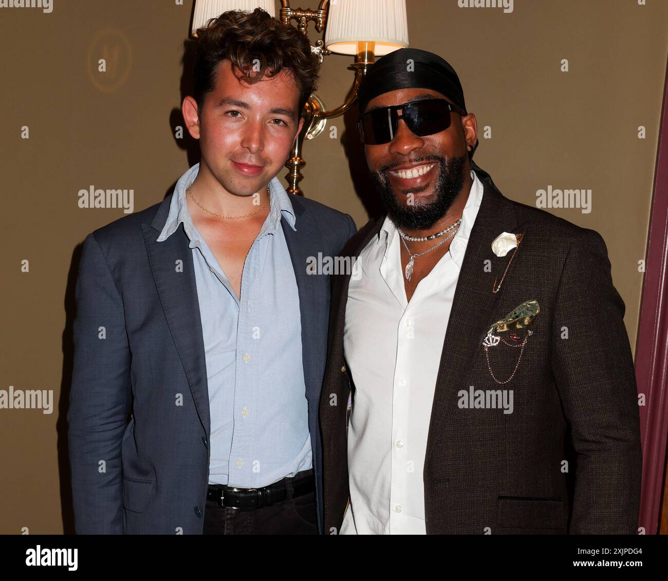 Ryan-Mark Parsons e Kule T partecipano all'Alan Endfield's Summer Party alla Mistress of Mayfair a Mayfair, Londra. Foto Stock