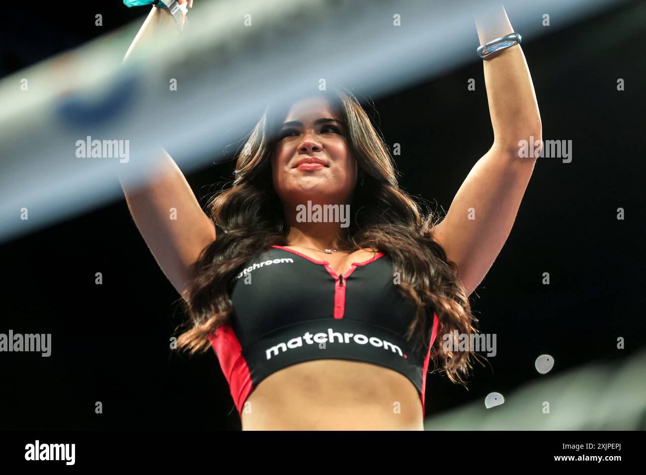 PHOENIX, ARIZONA - GIUGNO 29: Abeautiful matchroom edecan Woman annuncia i round al Footprint Center davanti al "Gallo" Estrada e Jesse "Bam" Rodríguez title fight il 29 giugno 2023 a Phoenix, Arizona. Phoenix, Arizona. (Foto di Luis Gutierrez/Norte Photo) Foto Stock