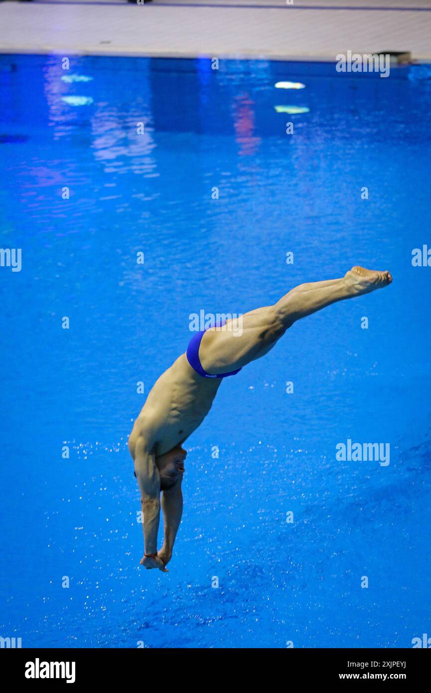 Berlino, Germania - 24 marzo 2024: Osmar OLVERA IBARRA del Messico si esibisce durante la finale maschile 3m Springboard della World Aquatics Diving World Cup 2024 a Berlino, Germania Foto Stock