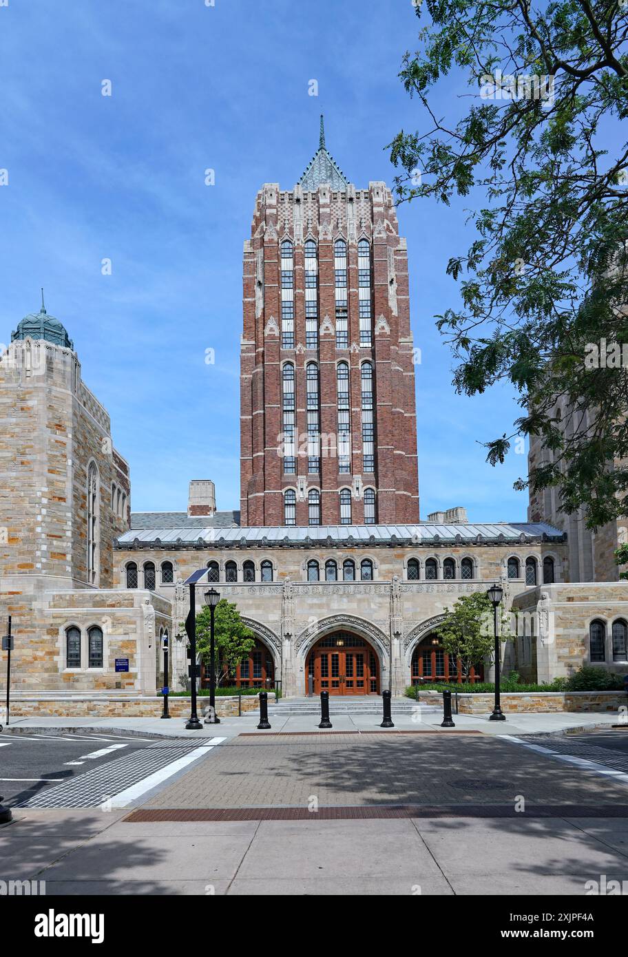 Architettura gotica in mattoni e pietra alla Yale University Foto Stock
