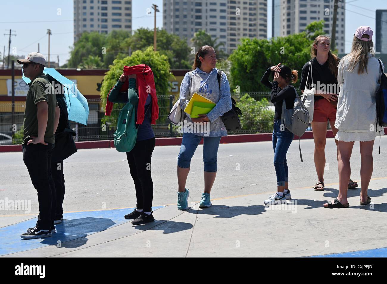 Tijuana, bassa California, Messico. 19 luglio 2024. I pedoni hanno aspettato quattro o otto ore per attraversare gli Stati Uniti al valico di frontiera del porto di entrata di San Ysidro a Tijuana, Messico, venerdì 19 luglio 2024. Un aggiornamento software di sicurezza informatica della società CrowdStrike Holdings Inc. Si è schiantato su innumerevoli sistemi informatici Microsoft Windows a livello globale e ha influenzato l'app CBP One utilizzata dalle persone che attraversano il confine tra Stati Uniti e Messico. (Credit Image: © Carlos A. Moreno/ZUMA Press Wire) SOLO PER USO EDITORIALE! Non per USO commerciale! Foto Stock