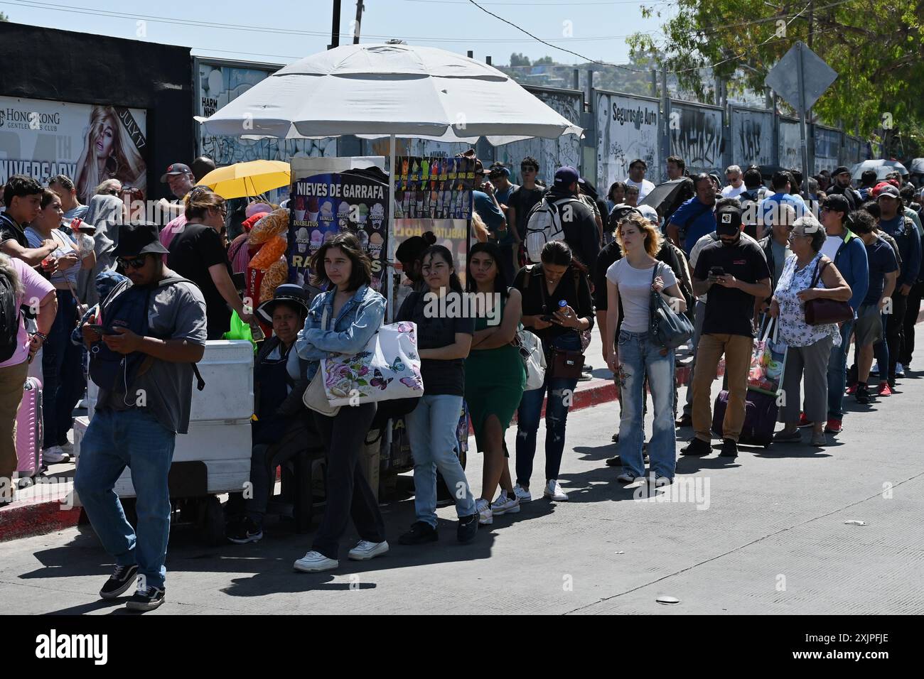 Tijuana, bassa California, Messico. 19 luglio 2024. I pedoni in attesa di attraversare gli Stati Uniti impiegarono dalle quattro alle otto ore per avanzare al valico di frontiera del porto di entrata di San Ysidro a Tijuana, Messico, venerdì 19 luglio 2024. Un aggiornamento software di sicurezza informatica della società CrowdStrike Holdings Inc. Si è schiantato su innumerevoli sistemi informatici Microsoft Windows a livello globale e ha influenzato l'app CBP One utilizzata dalle persone che attraversano il confine tra Stati Uniti e Messico. (Credit Image: © Carlos A. Moreno/ZUMA Press Wire) SOLO PER USO EDITORIALE! Non per USO commerciale! Foto Stock