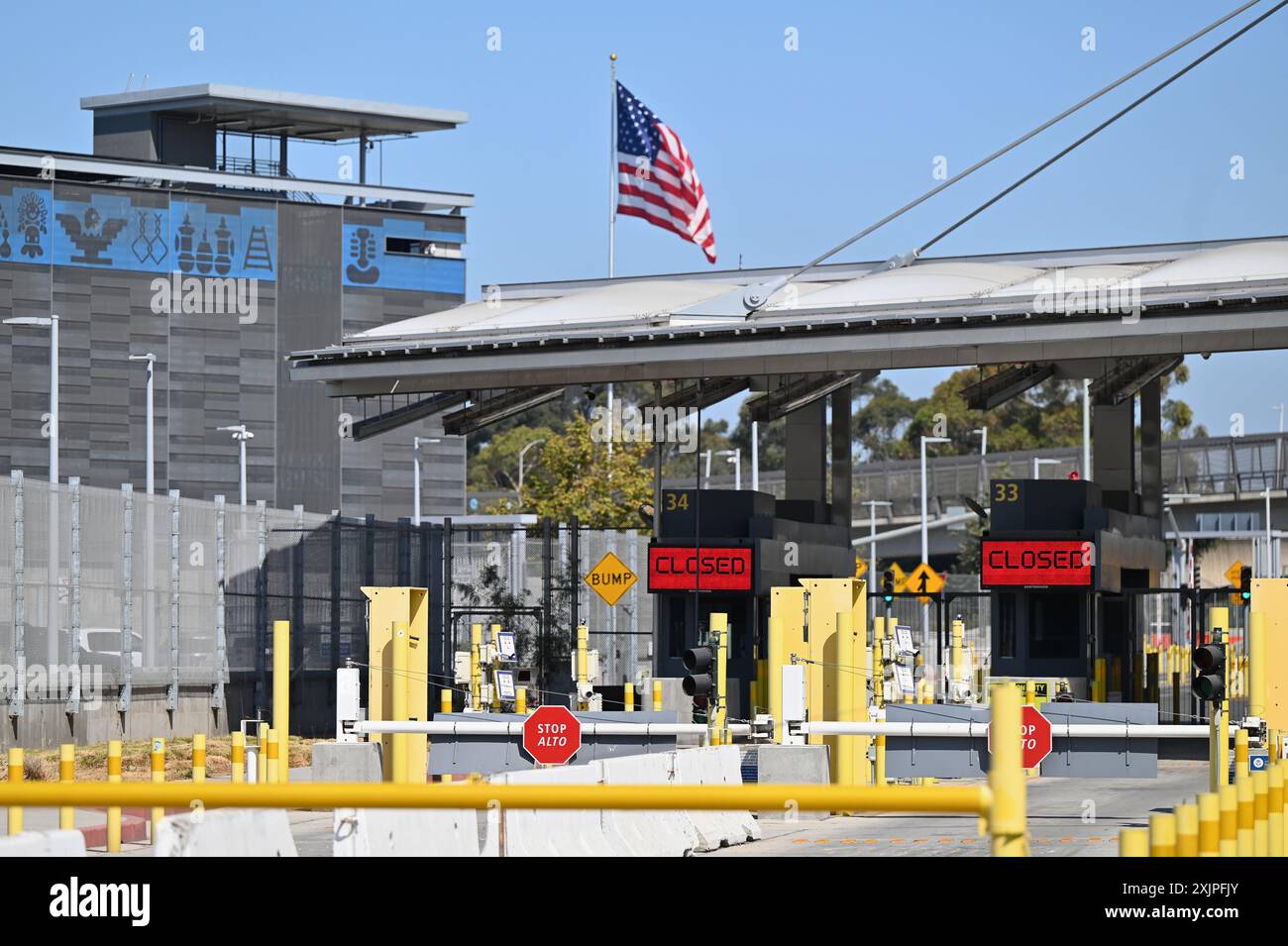 Tijuana, bassa California, Messico. 19 luglio 2024. Pedoni e automobili sono stati fermati per quattro o otto ore per attraversare gli Stati Uniti al valico di frontiera del porto di entrata di San Ysidro a Tijuana, Messico, venerdì 19 luglio 2024. Un aggiornamento software di sicurezza informatica della società CrowdStrike Holdings Inc. Si è schiantato su innumerevoli sistemi informatici Microsoft Windows a livello globale e ha influenzato l'app CBP One utilizzata dalle persone che attraversano il confine tra Stati Uniti e Messico. (Credit Image: © Carlos A. Moreno/ZUMA Press Wire) SOLO PER USO EDITORIALE! Non per USO commerciale! Foto Stock