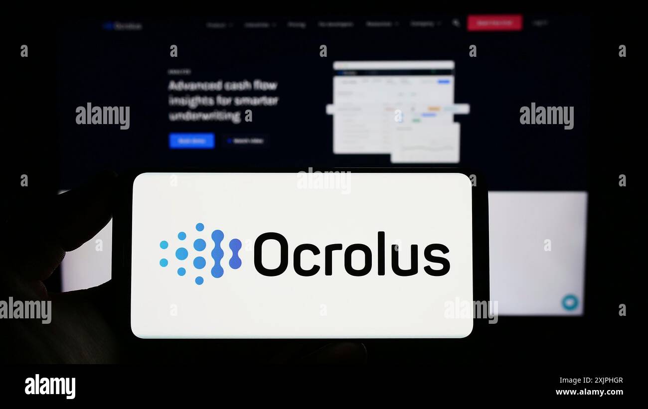 Stoccarda, Germania, 06-18-2023: Persona che possiede uno smartphone con il logo della società statunitense di automazione dei documenti Ocrolus Inc. Sullo schermo davanti al sito web. Foto Stock