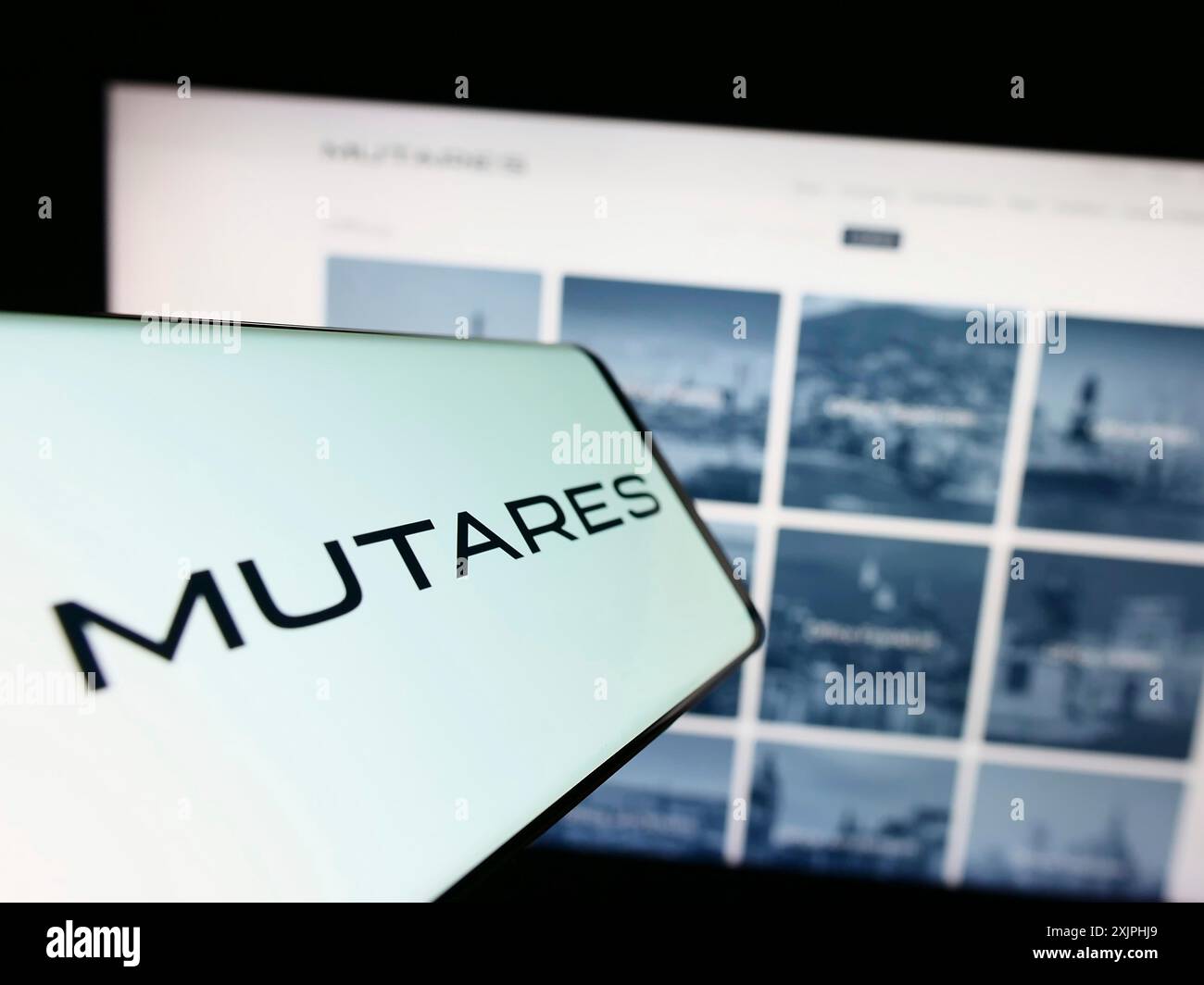 Stoccarda, Germania, 06-24-2023: Smartphone con logo della società di investimento tedesca Mutares se Co.. KGaA sullo schermo di fronte al sito web. Concentrati su Foto Stock