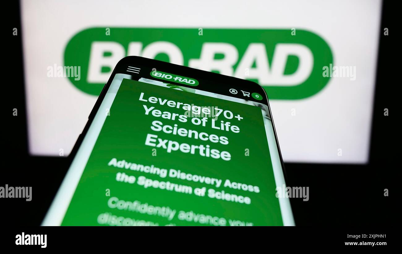 Stoccarda, Germania, 06-24-2023: Smartphone con pagina web della società statunitense Bio-Rad Laboratories Inc. Sullo schermo davanti al logo aziendale. Concentrati su Foto Stock