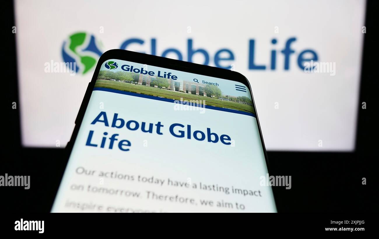 Stoccarda, Germania, 07-01-2023: Smartphone con pagina web della compagnia assicurativa statunitense Globe Life Inc. Sullo schermo davanti al logo aziendale. Concentrati su Foto Stock