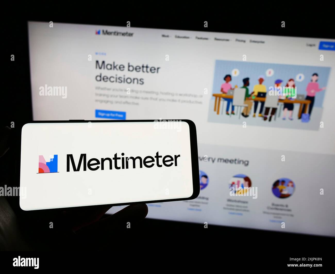 Stoccarda, Germania, 07-09-2023: Persona che detiene un cellulare con il logo della società di software di presentazione Mentimeter sullo schermo davanti all'azienda Foto Stock