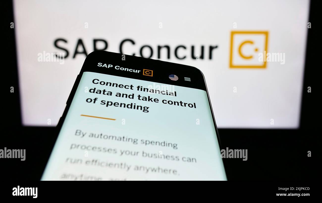 Stoccarda, Germania, 07-11-2023: Smartphone con pagina Web del software di gestione delle spese SAP Concur sullo schermo davanti al logo aziendale. Concentrati su Foto Stock