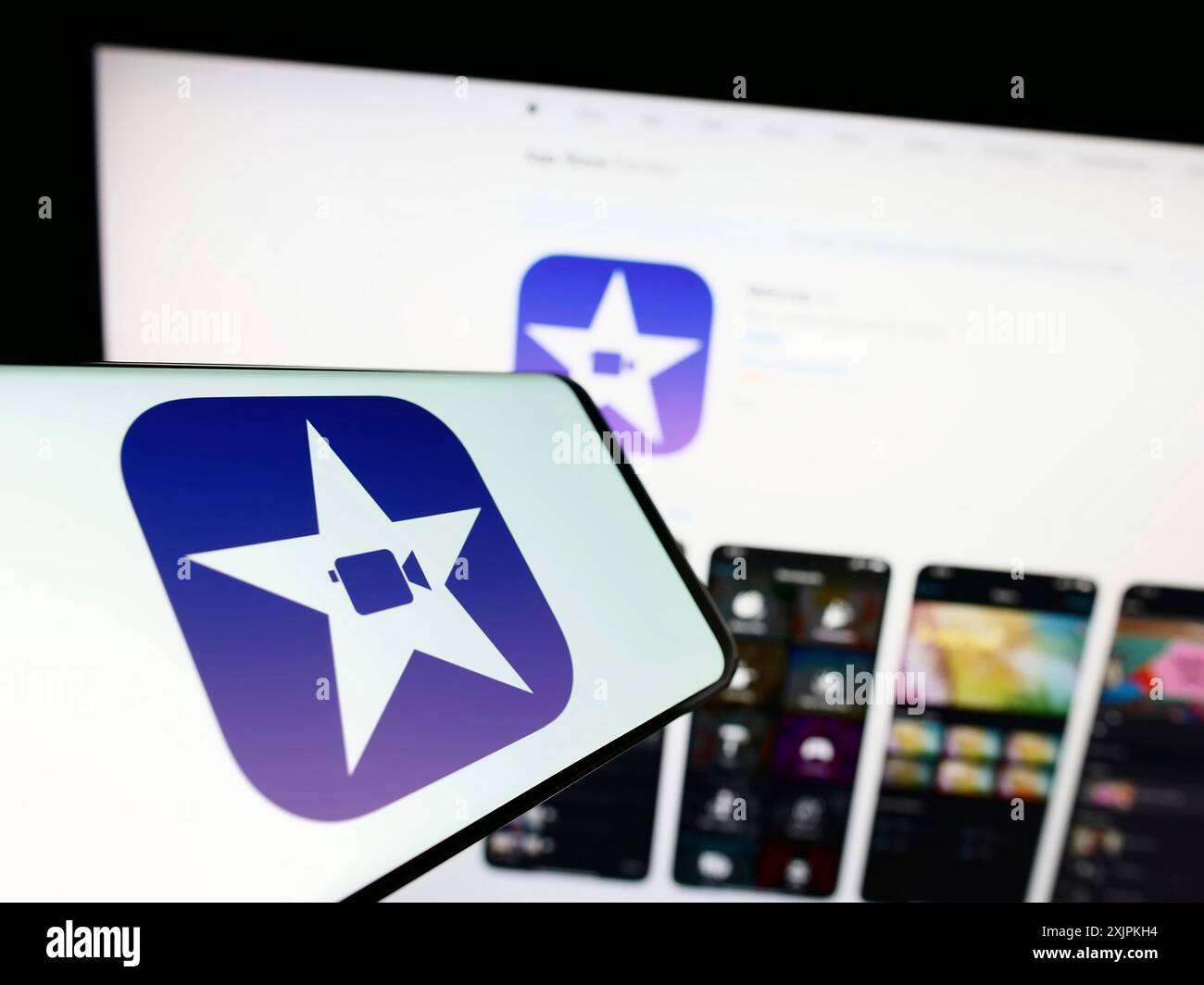 Stoccarda, Germania, 07-12-2023: Telefono cellulare con logo del software di editing video iMovie (Apple Inc.) sullo schermo davanti al sito Web. Concentrati su Foto Stock