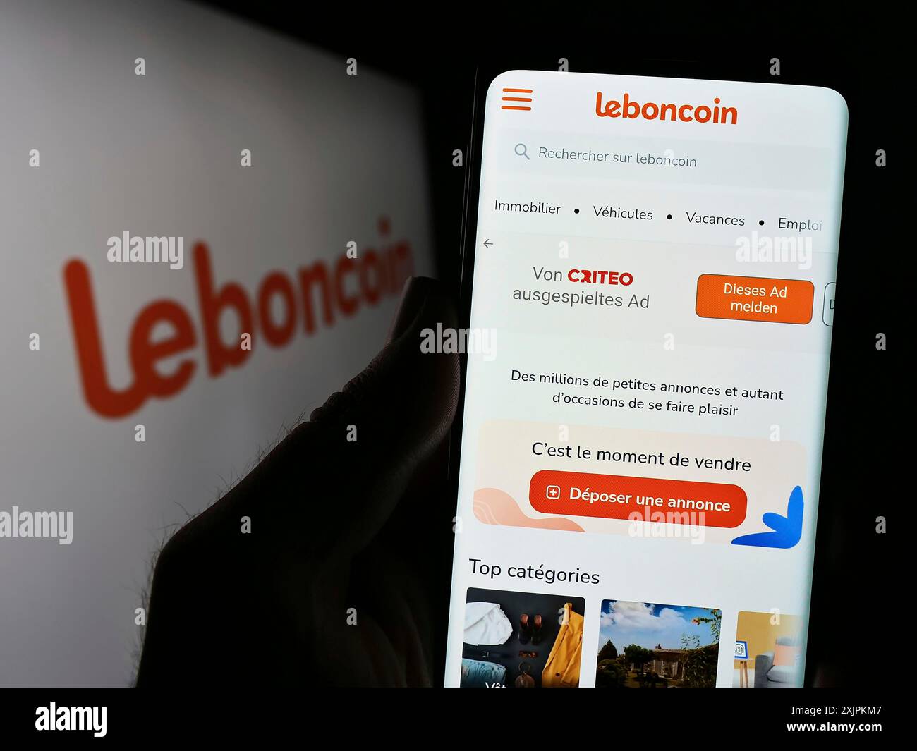 Stoccarda, Germania, 07-13-2023: Persona che detiene il cellphoe con pagina web della società pubblicitaria francese Leboncoin sullo schermo davanti al logo. Concentrati su Foto Stock