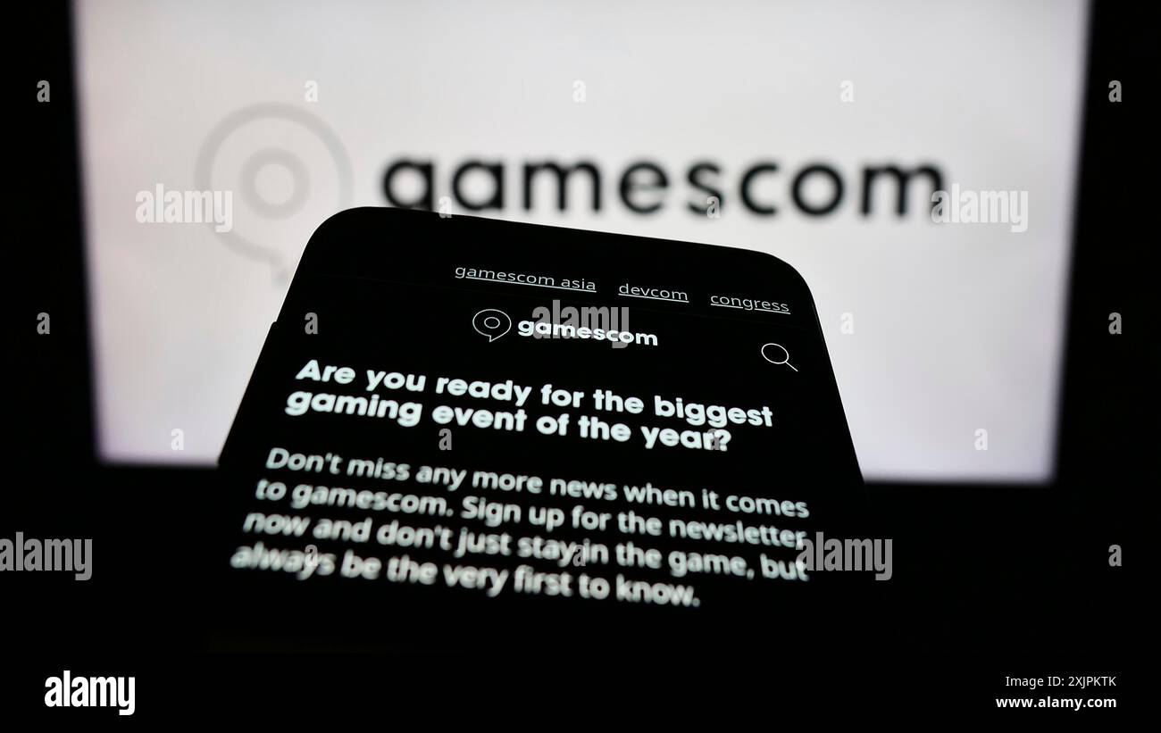 Stoccarda, Germania, 07-15-2023: Smartphone con sito web della fiera tedesca dei videogiochi gamescom (Colonia) sullo schermo davanti al logo. Concentrati su Foto Stock