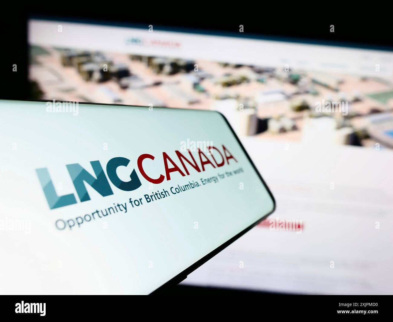 Stoccarda, Germania, 07-24-2023: Telefono cellulare con logo del progetto energetico industriale LNG Canada sullo schermo davanti al sito web. Concentrati sul centro di Foto Stock