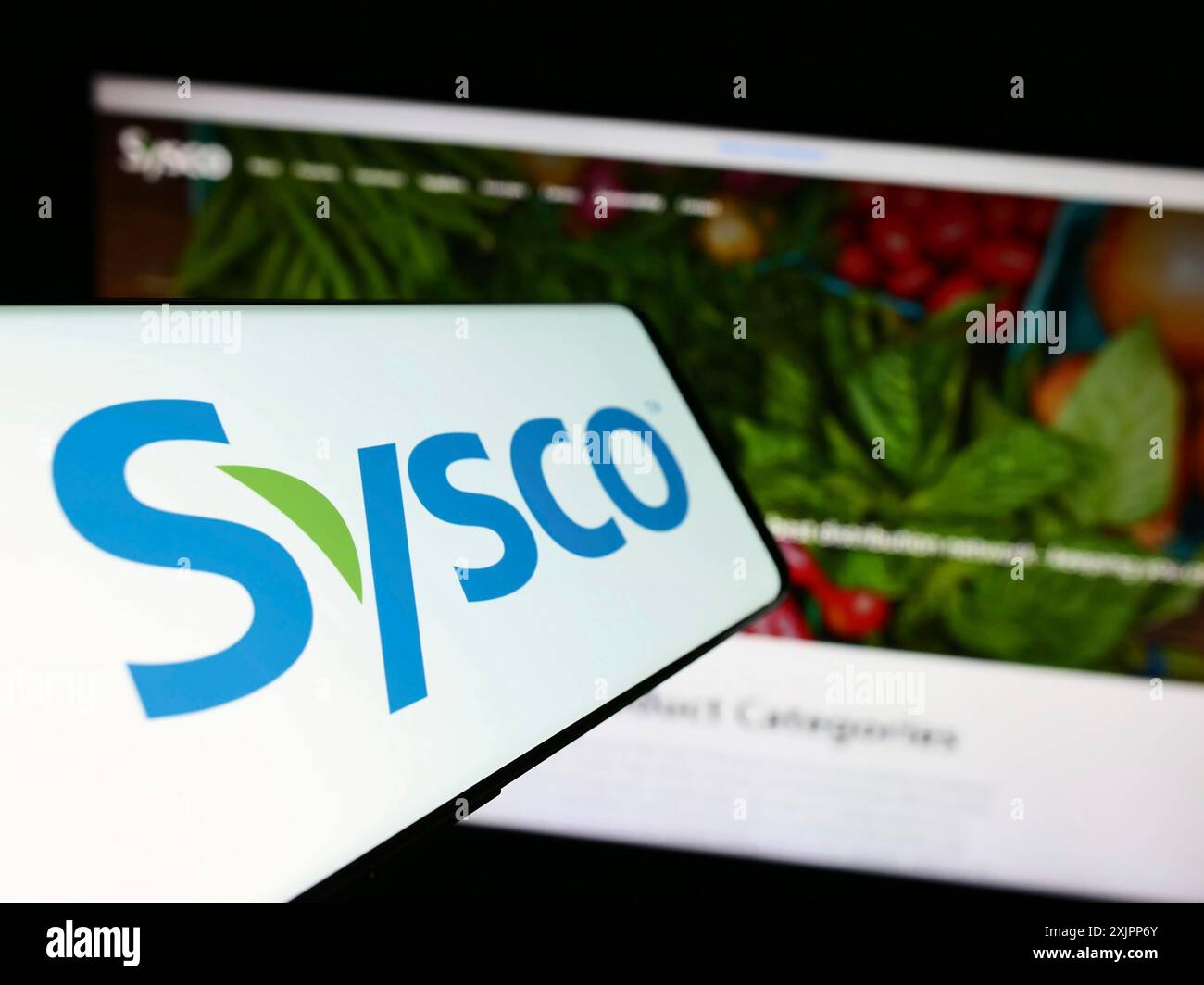 Stoccarda, Germania, 08-09-2023: Telefono cellulare con logo della società americana Sysco Corporation sullo schermo davanti al sito web. Concentrati su Foto Stock