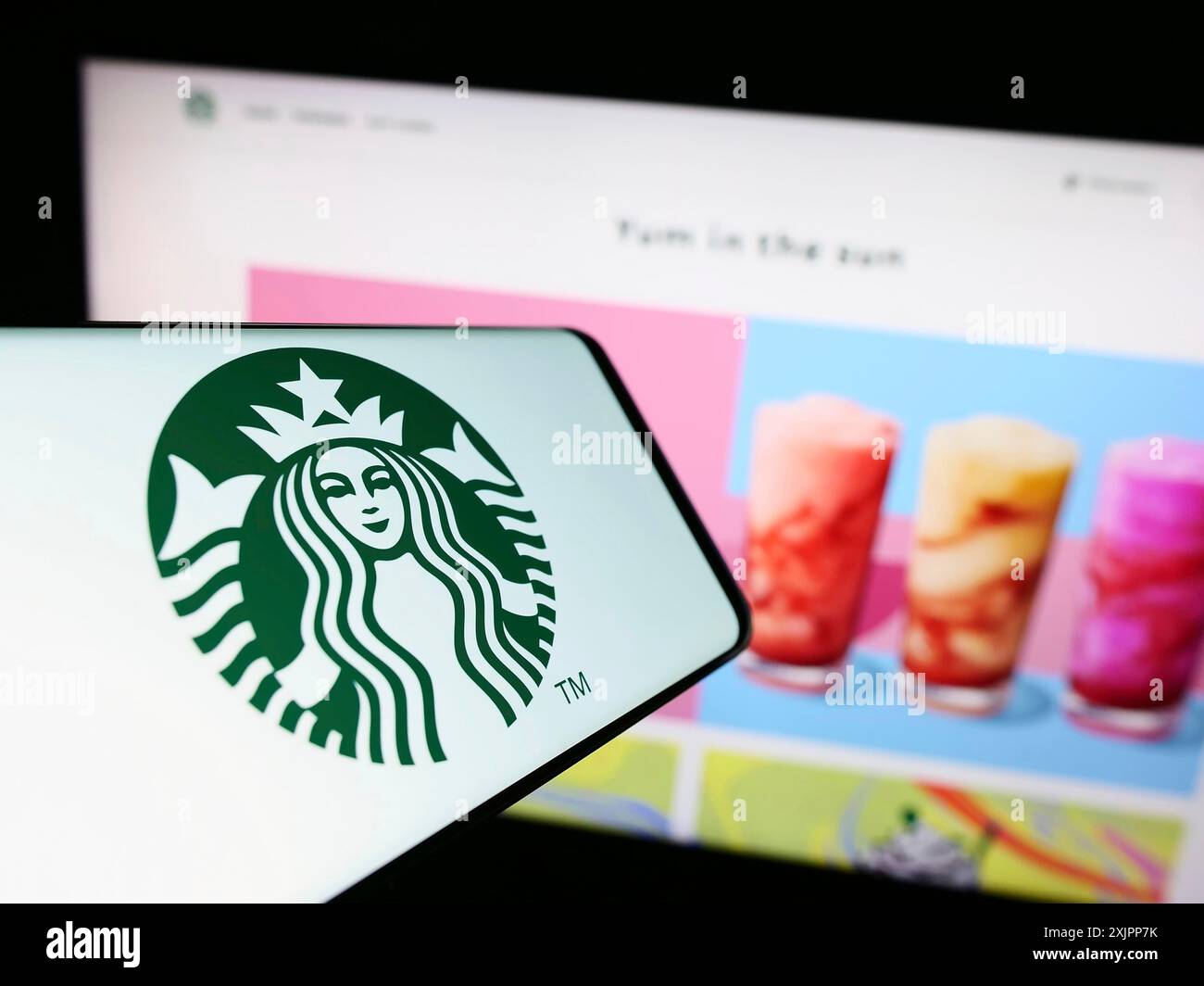 Stoccarda, Germania, 08-09-2023: Smartphone con logo della società americana Starbucks Corporation sullo schermo davanti al sito Web. Concentrati su Foto Stock