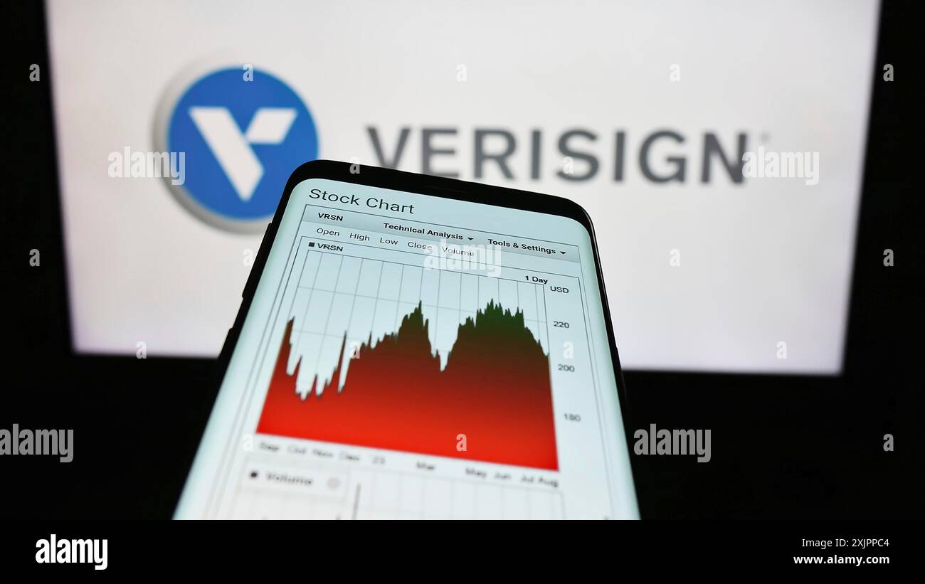 Stoccarda, Germania, 08-12-2023: Telefono cellulare con sito web della società statunitense Verisign Inc. Sullo schermo davanti al logo. Concentrati su Foto Stock