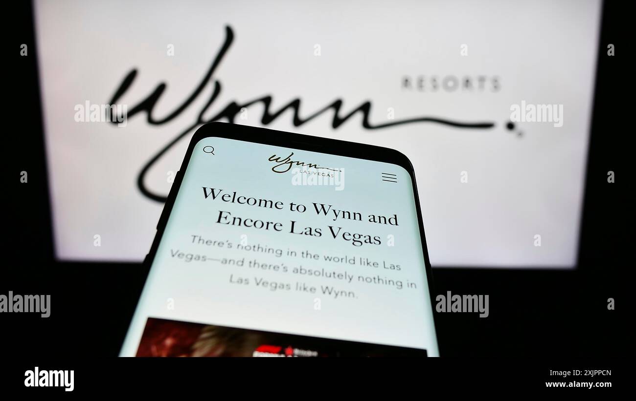 Stoccarda, Germania, 08-12-2023: Smartphone con sito web della società di ospitalità statunitense Wynn Resorts Limited sullo schermo davanti al logo aziendale. Concentrati su Foto Stock