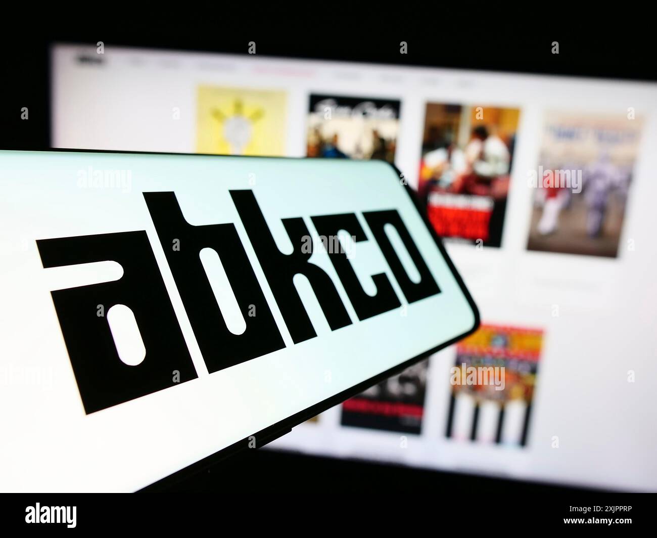 Stoccarda, Germania, 11-07-2023: Smartphone con logo della casa discografica americana ABKCO Music Records Inc. Davanti al sito Web. Concentrati su Foto Stock