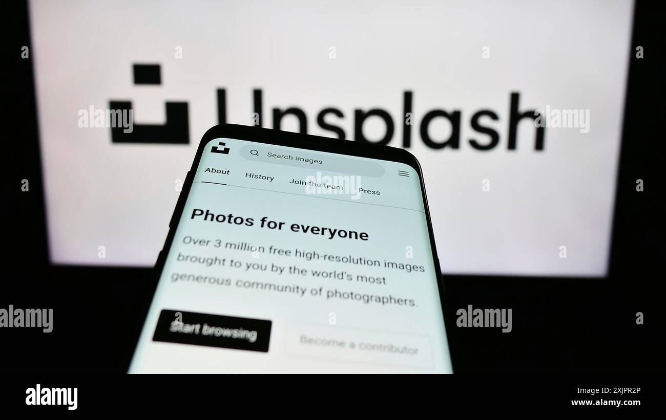 Stoccarda, Germania, 08-18-2023: Telefono cellulare con sito web della società di fotografia azionaria Unsplash Inc. Sullo schermo davanti al logo aziendale. Concentrati su Foto Stock