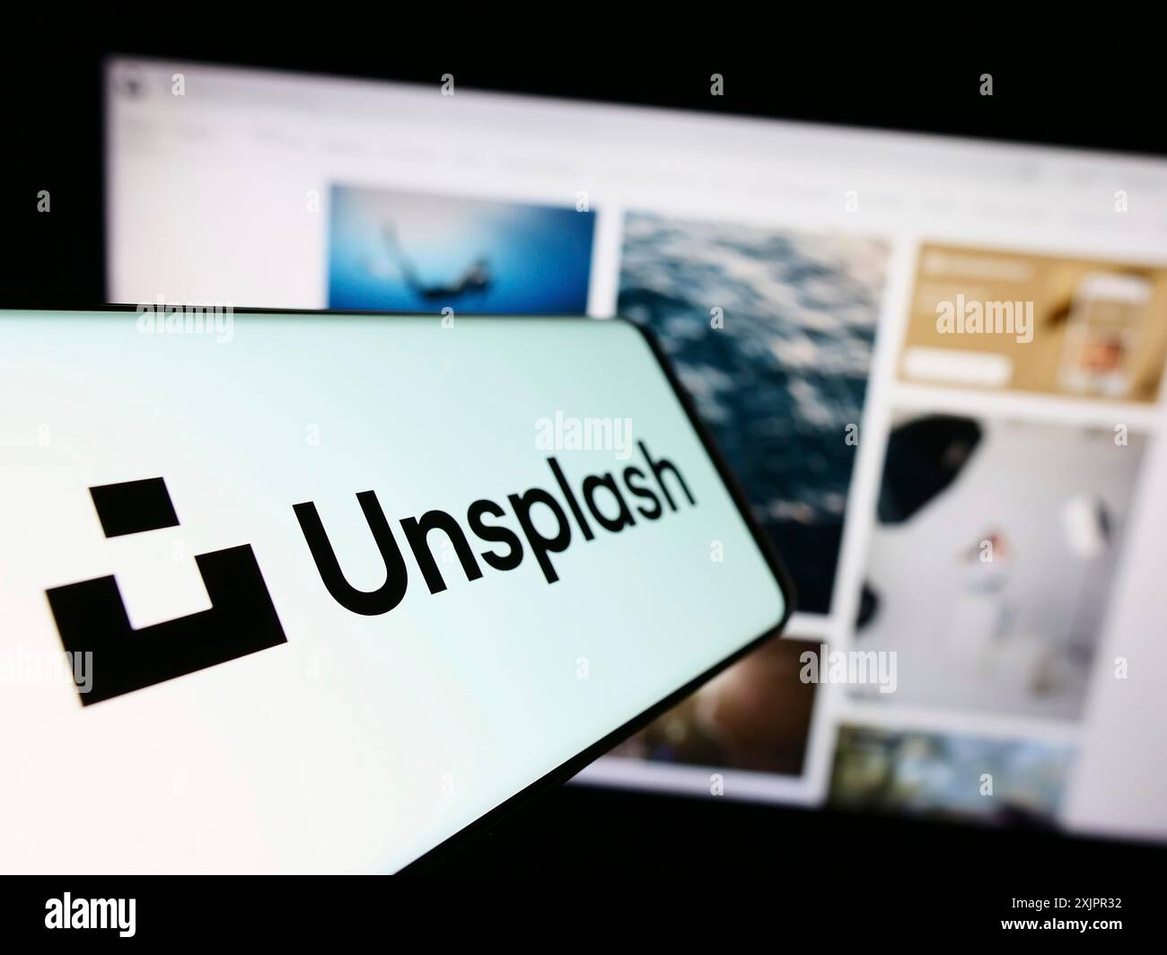 Stoccarda, Germania, 08-18-2023: Telefono cellulare con logo della società di fotografia azionaria Unsplash Inc. Sullo schermo davanti al sito Web aziendale. Concentrati su Foto Stock