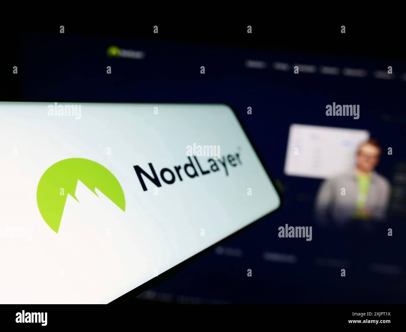 Stoccarda, Germania, 09-02-2023: Smartphone con logo del servizio di sicurezza dell'accesso alla rete NordLayer sullo schermo di fronte al sito Web dell'azienda. Concentrati su Foto Stock