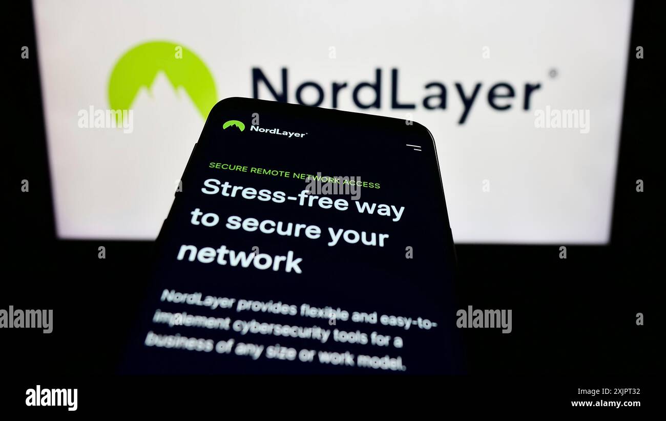 Stoccarda, Germania, 09-02-2023: Smartphone con pagina web del servizio di sicurezza dell'accesso alla rete NordLayer sullo schermo davanti al logo aziendale. Concentrati su Foto Stock