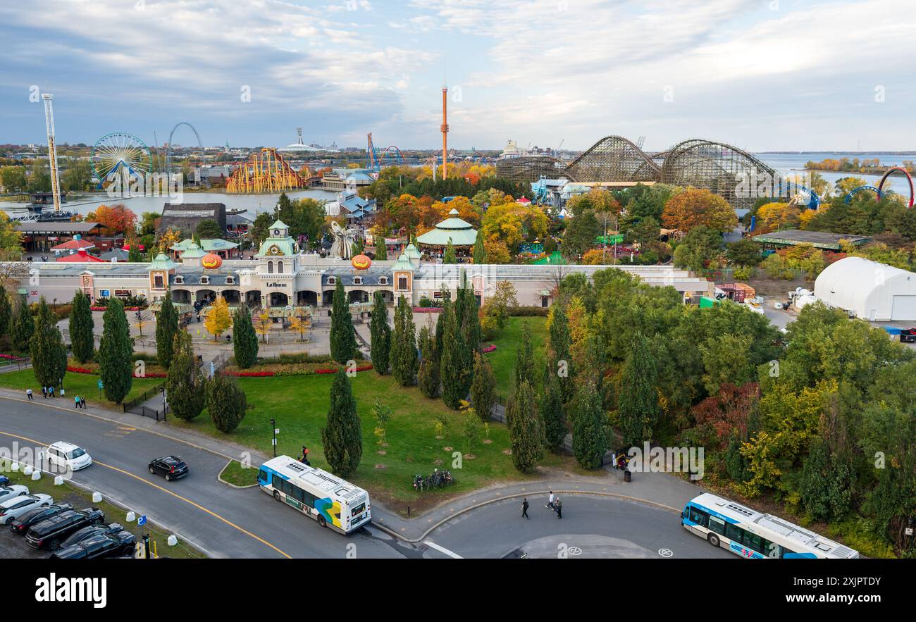 Montreal, Quebec, Canada - 15 ottobre 2022 : ingresso principale del parco divertimenti la Ronde ( The Round ) durante l'evento di Halloween all'ora del tramonto. Foto Stock