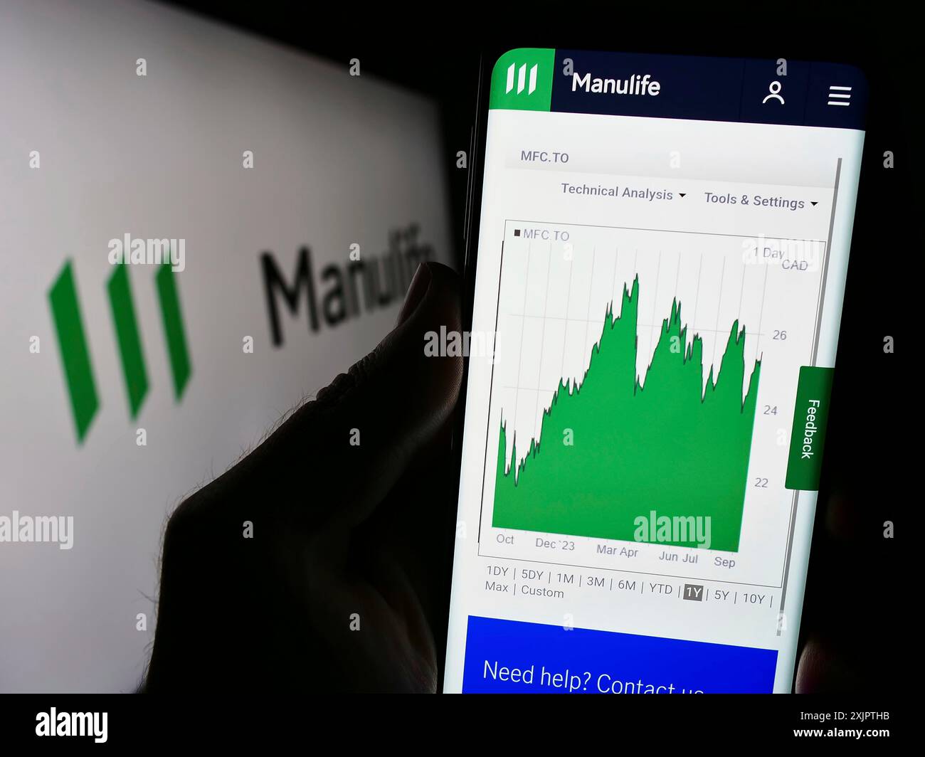 Stoccarda, Germania, 09-11-2023: Persona che detiene il cellulare con pagina web della società canadese Manulife Financial Corporation sullo schermo con logo. Concentrati Foto Stock