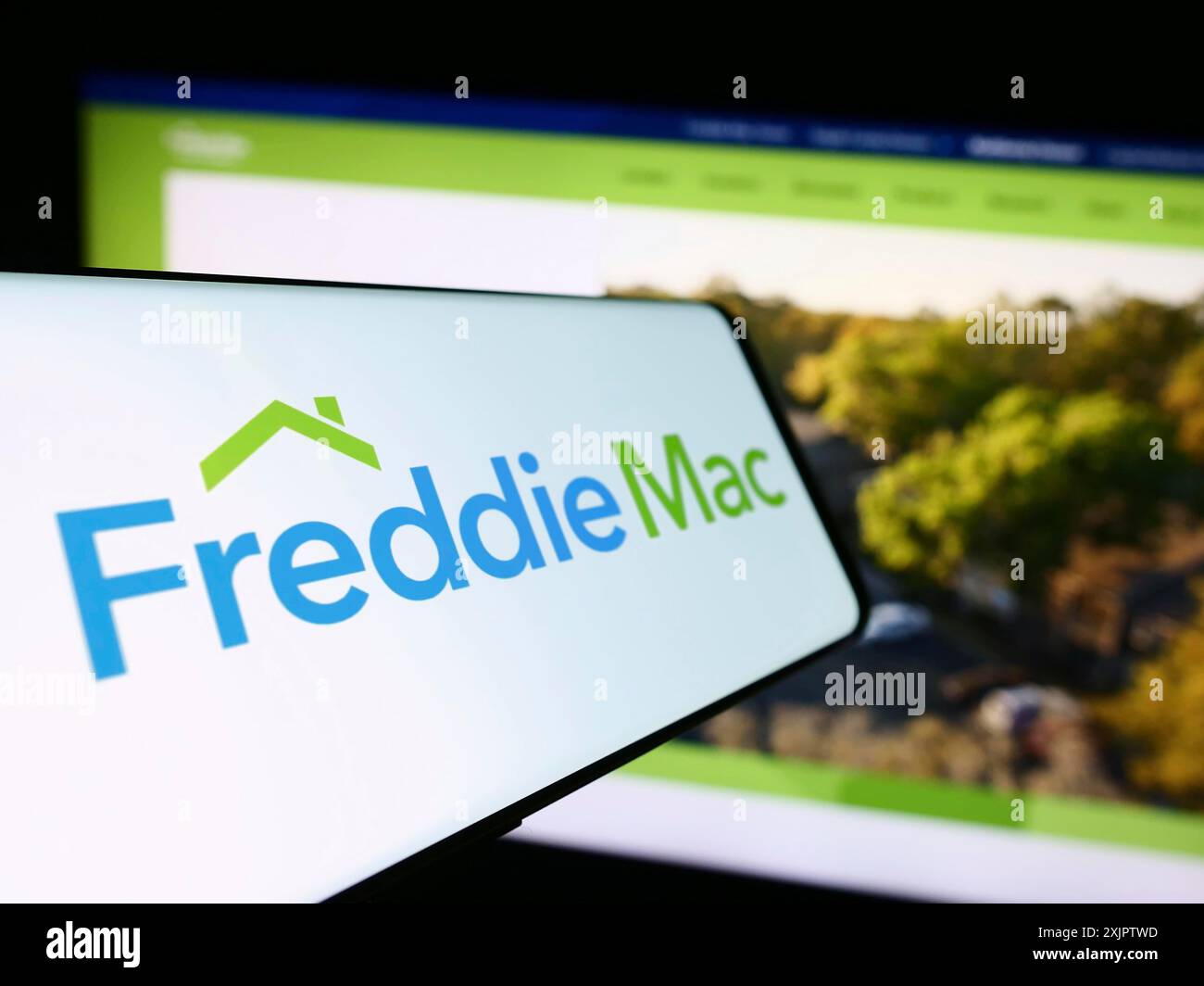 Stoccarda, Germania, 09-17-2023: Telefono cellulare con logo della società americana di mutui Freddie Mac sullo schermo di fronte al sito web aziendale. Concentrati su Foto Stock