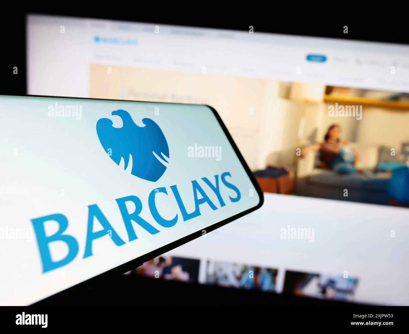 Stoccarda, Germania, 09-18-2023: Smartphone con logo della banca universale britannica Barclays plc sullo schermo di fronte al sito Web dell'azienda. Concentrati su Foto Stock