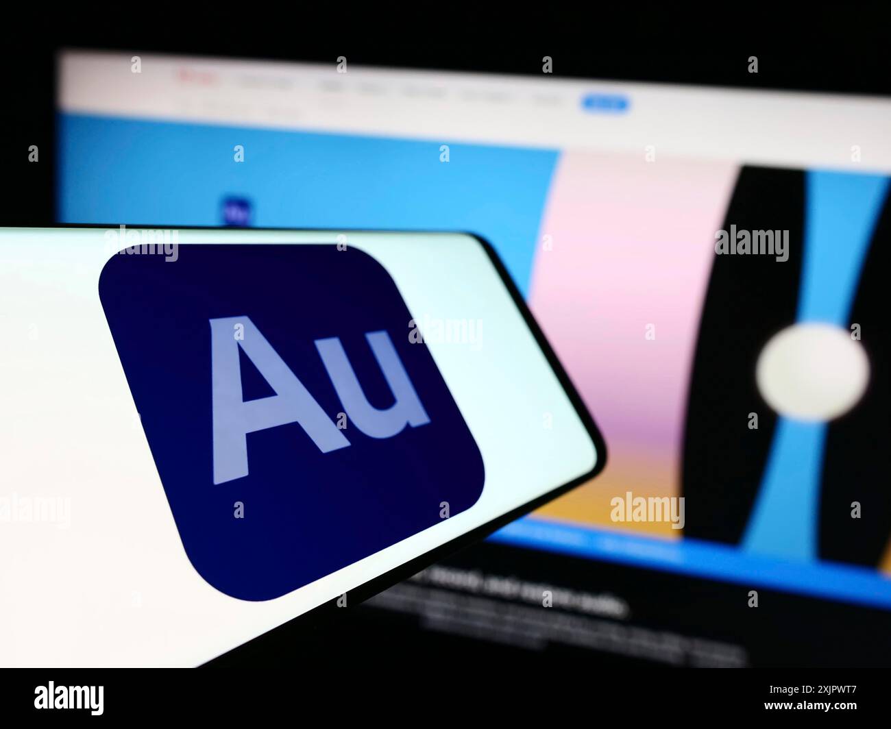 Stoccarda, Germania, 09-23-2023: Telefono cellulare con logo della workstation audio digitale Adobe Audition sullo schermo di fronte al sito Web aziendale. Concentrati su Foto Stock