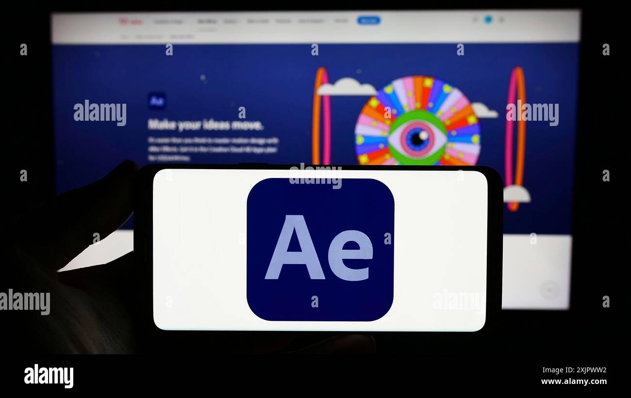 Stoccarda, Germania, 09-23-2023: Persona con smartphone con logo del software di grafica animata Adobe After Effects sullo schermo di fronte al sito Web. Foto Stock