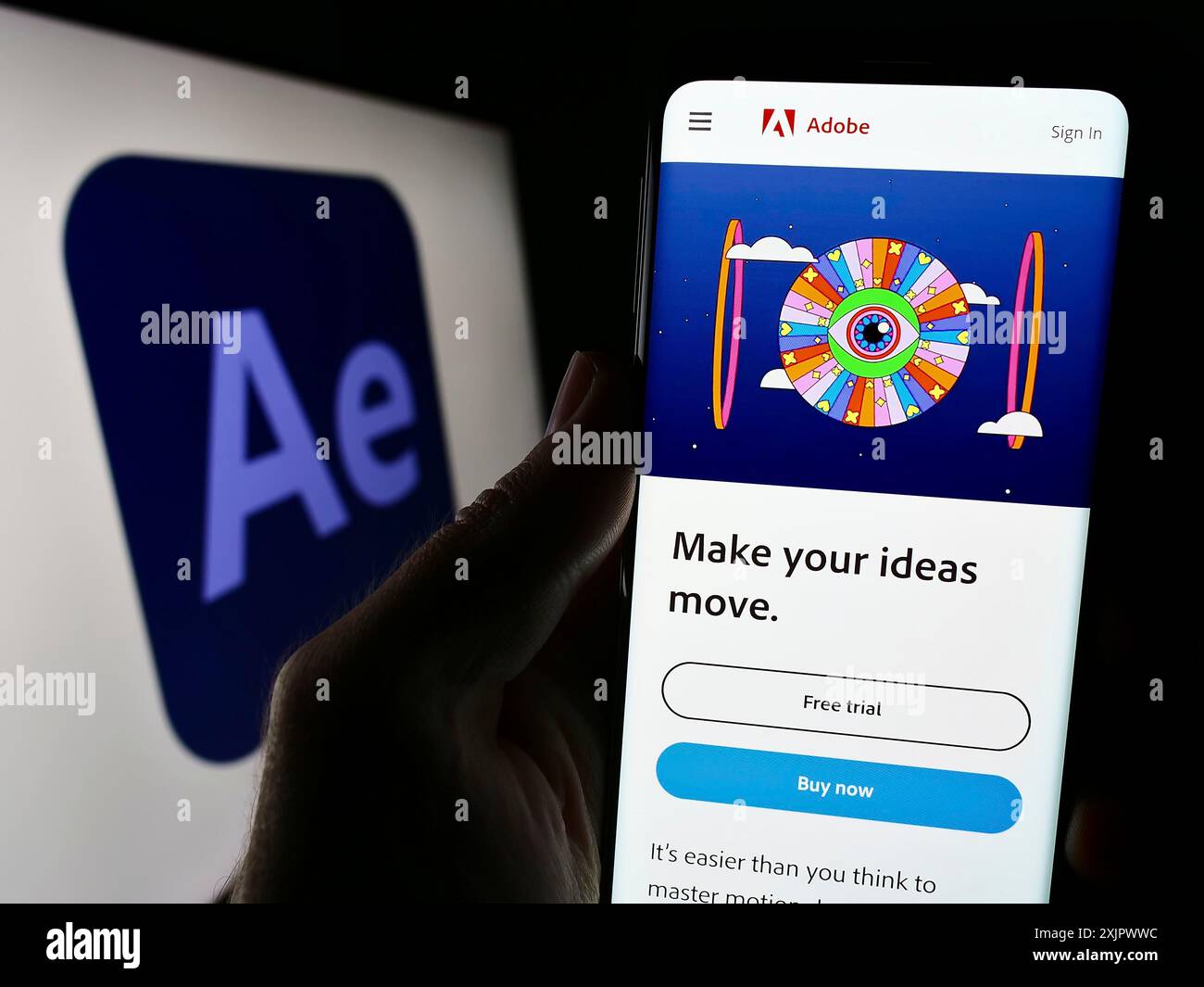 Stoccarda, Germania, 09-23-2023: Persona che tiene il cellulare con sito web del software di grafica animata Adobe After Effects sullo schermo con logo. Concentrati su Foto Stock