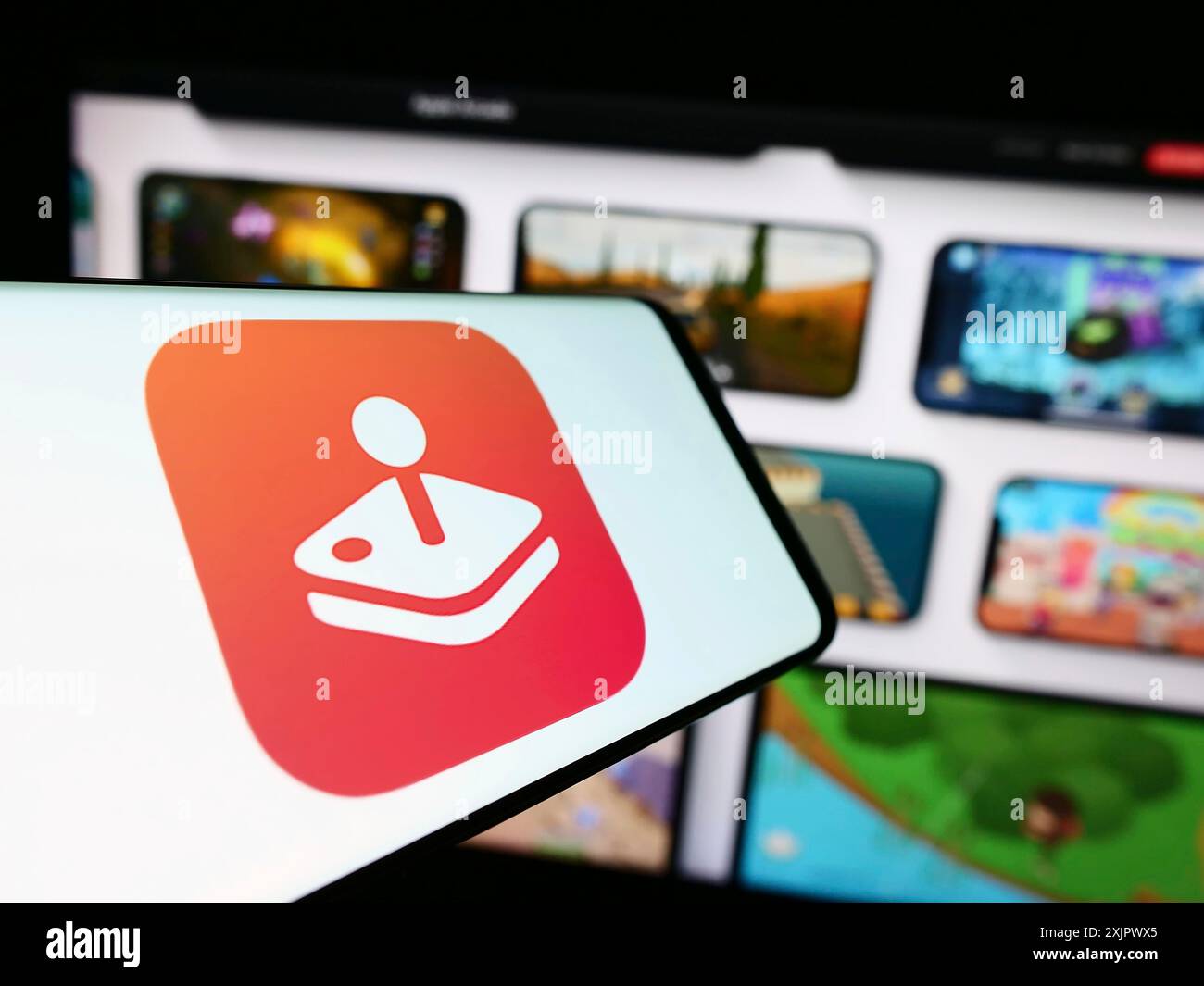 Stoccarda, Germania, 09-23-2023: Cellulare con logo della piattaforma di videogiochi Apple Arcade sullo schermo davanti al sito Web dell'azienda. Concentrati sul centro di Foto Stock