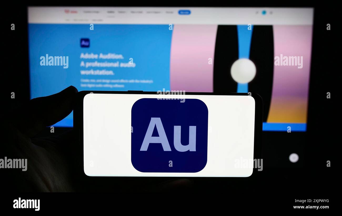 Stoccarda, Germania, 09-23-2023: Persona con smartphone con logo della workstation audio digitale Adobe Audition sullo schermo di fronte al sito Web. Concentrati Foto Stock