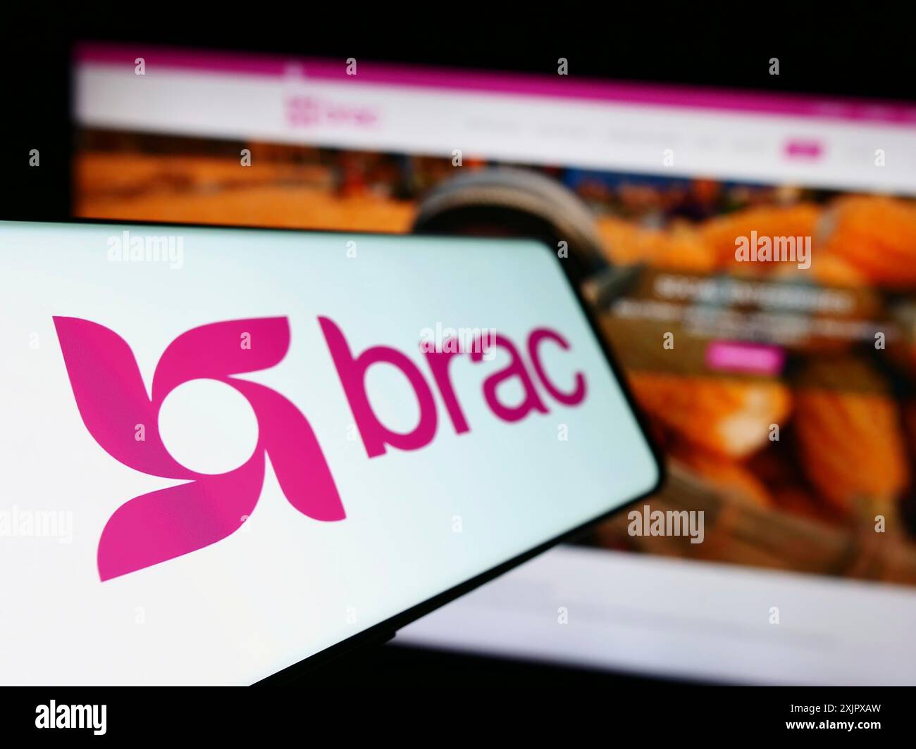 Stoccarda, Germania, 10-06-2023: Telefono cellulare con logo dell'organizzazione internazionale di sviluppo BRAC davanti al sito web. Concentrati sulla sinistra del telefono Foto Stock