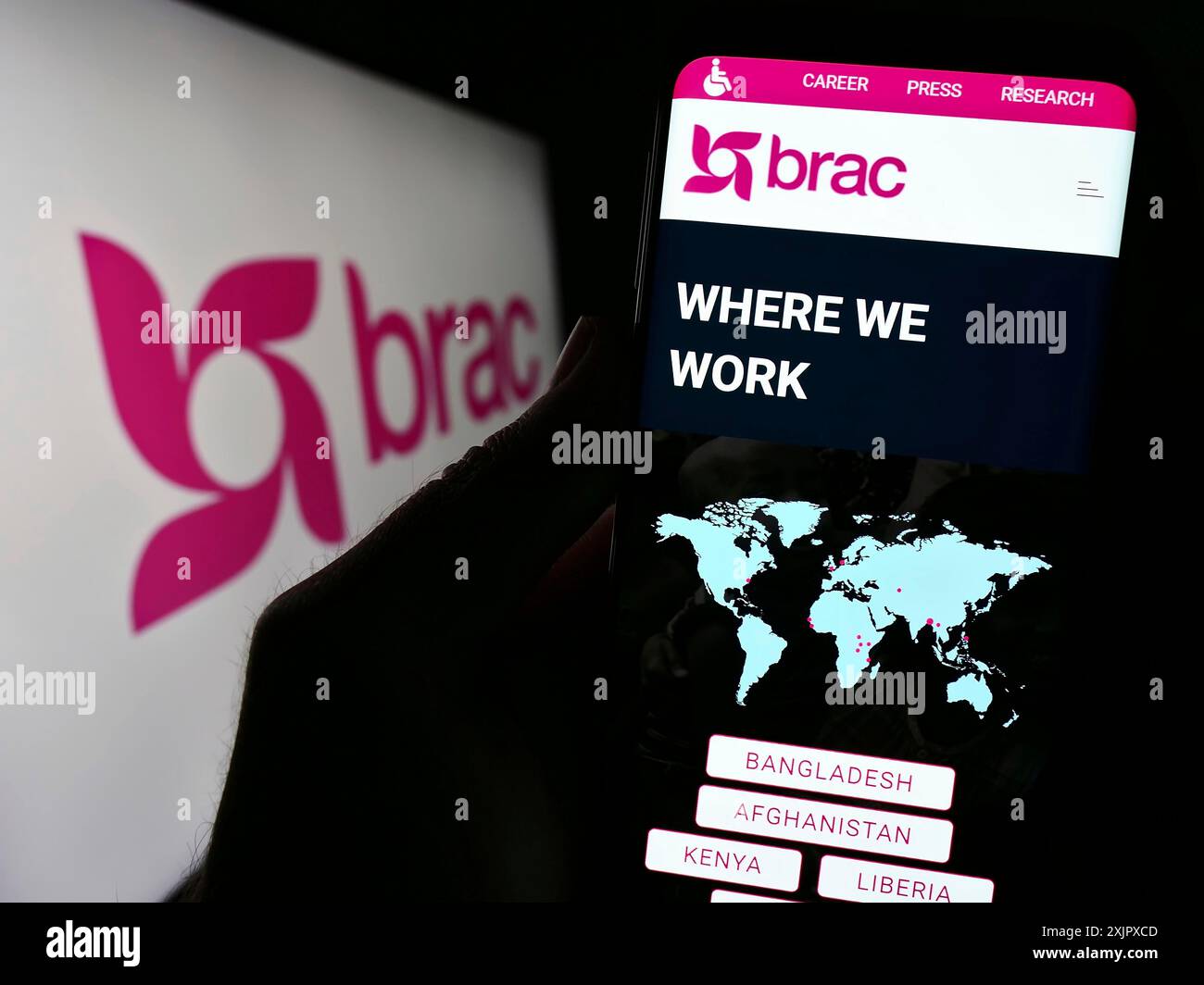 Stoccarda, Germania, 10-06-2023: Persona che detiene un cellulare con sito web dell’organizzazione internazionale di sviluppo BRAC davanti al logo. Concentrati su Foto Stock