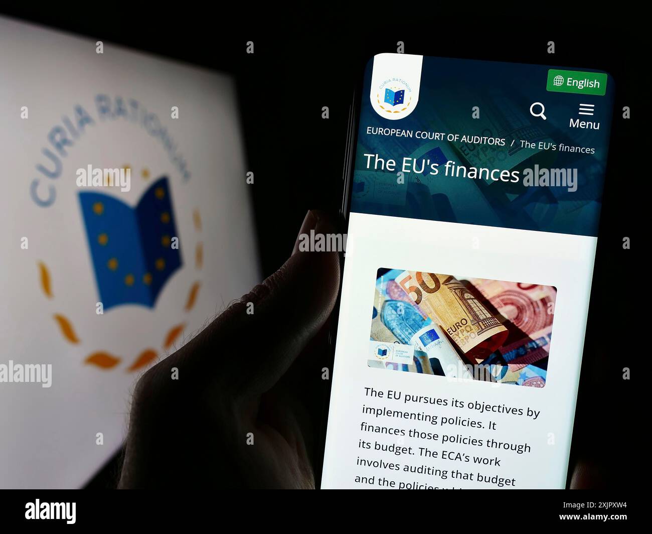 Stoccarda, Germania, 10-16-2023: Persona che tiene lo smartphone con pagina web dell'istituzione dell'UE Corte dei conti europea (ECA) davanti al logo. Concentrati su Foto Stock